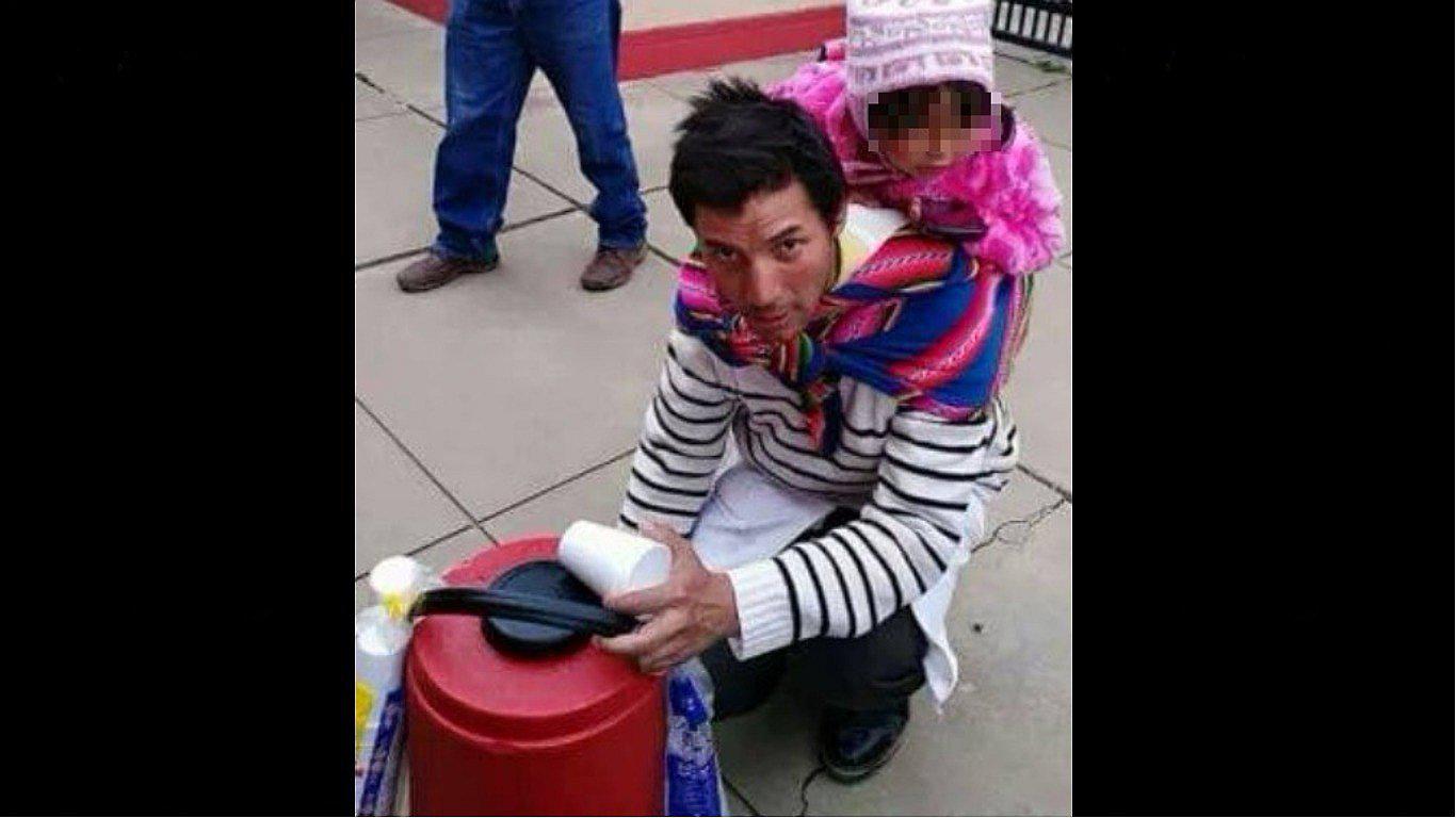 Padre que vende desayunos cargando en la espalda a su bebé se hace viral (FOTOS)