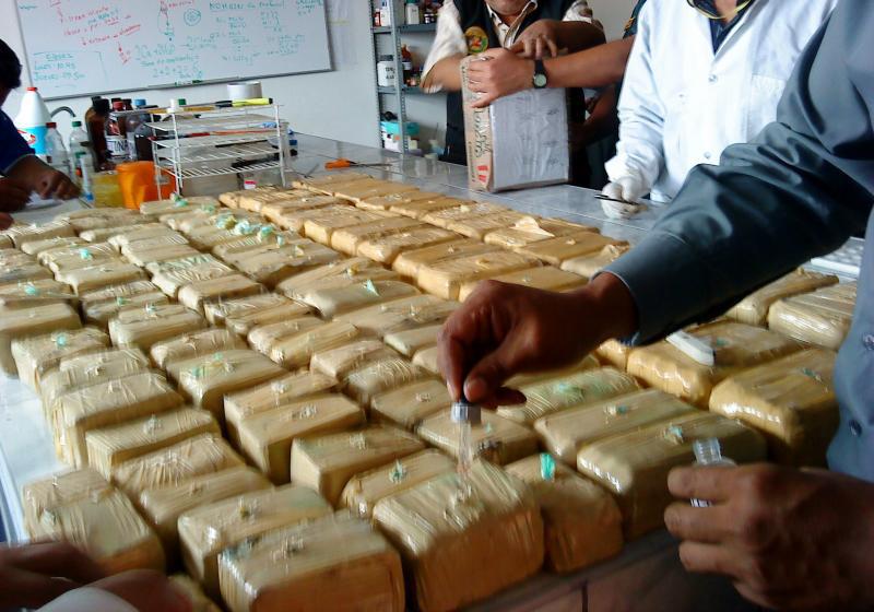 Policía Nacional halló 442 kilos de droga en embarcación fluvial en Satipo