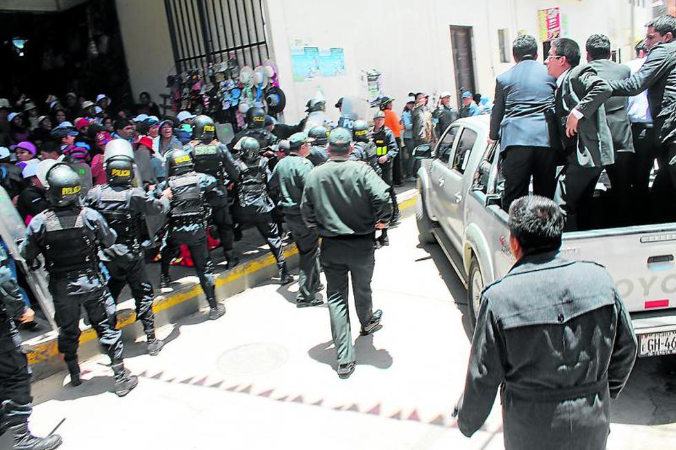Conare agrede a ministro Villena en Huancavelica