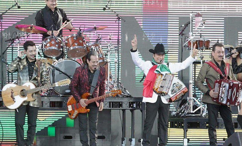  Los Tigres del Norte arrasan en Colombia y reciben disco de oro y platino 