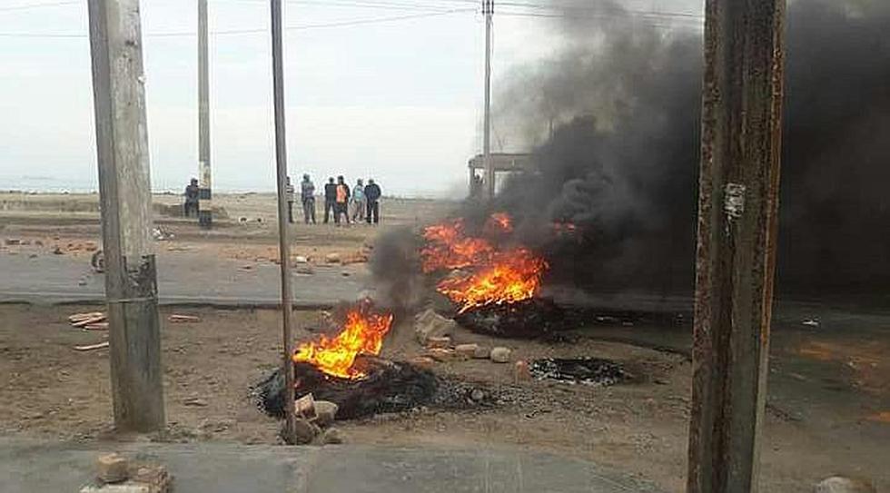 ​Pescadores artesanales bloquean las carreteras de Ilo (FOTOS)