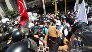 Manifestantes a favor y en contra de Íber Maraví desatan altercado con la PNP