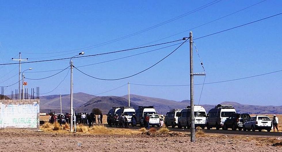 Puno pobladores de Cuturapi bloquean carretera a Copacabana EDICION