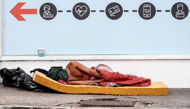 Los hombres son los más golpeados por el aumento de la indigencia, pues representan el 85 % de toda la población sin techo de la ciudad. (EFE).