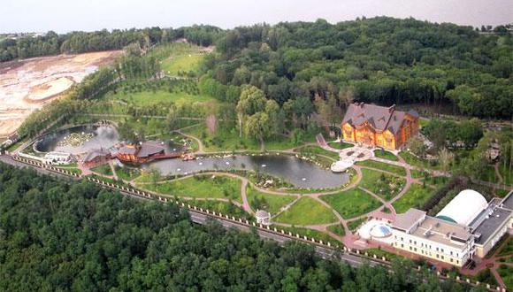 Ucrania: Yanukovich vivía rodeado de lujos en su mansión