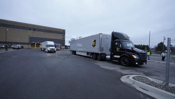 Las cajas que contienen la vacuna Pfizer-BioNTech contra la COVID-19 viajan dentro de un camión UPS en Kalamazoo, Michigan. (Morry Gash / POOL / AFP)