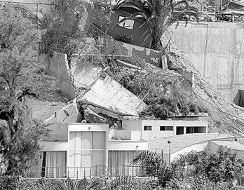 Derrumbe en dos casas de Las Casuarinas