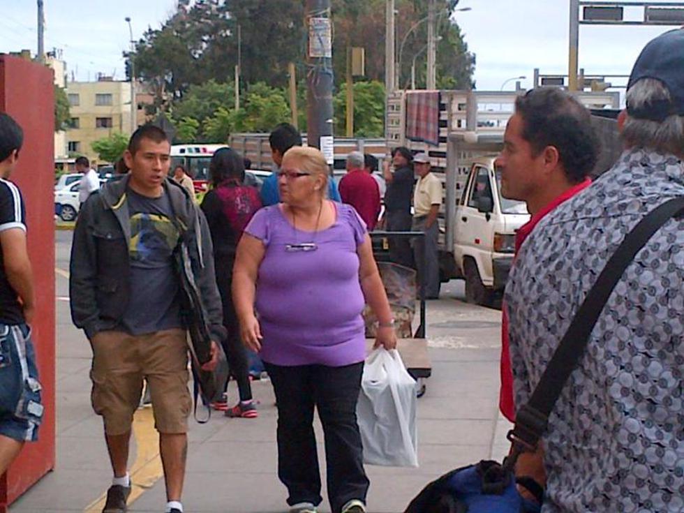 Autos de carga invaden paradero en la avenida Colonial