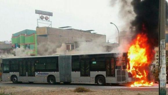 Bus del Metropolitano se incendia y se producen robos