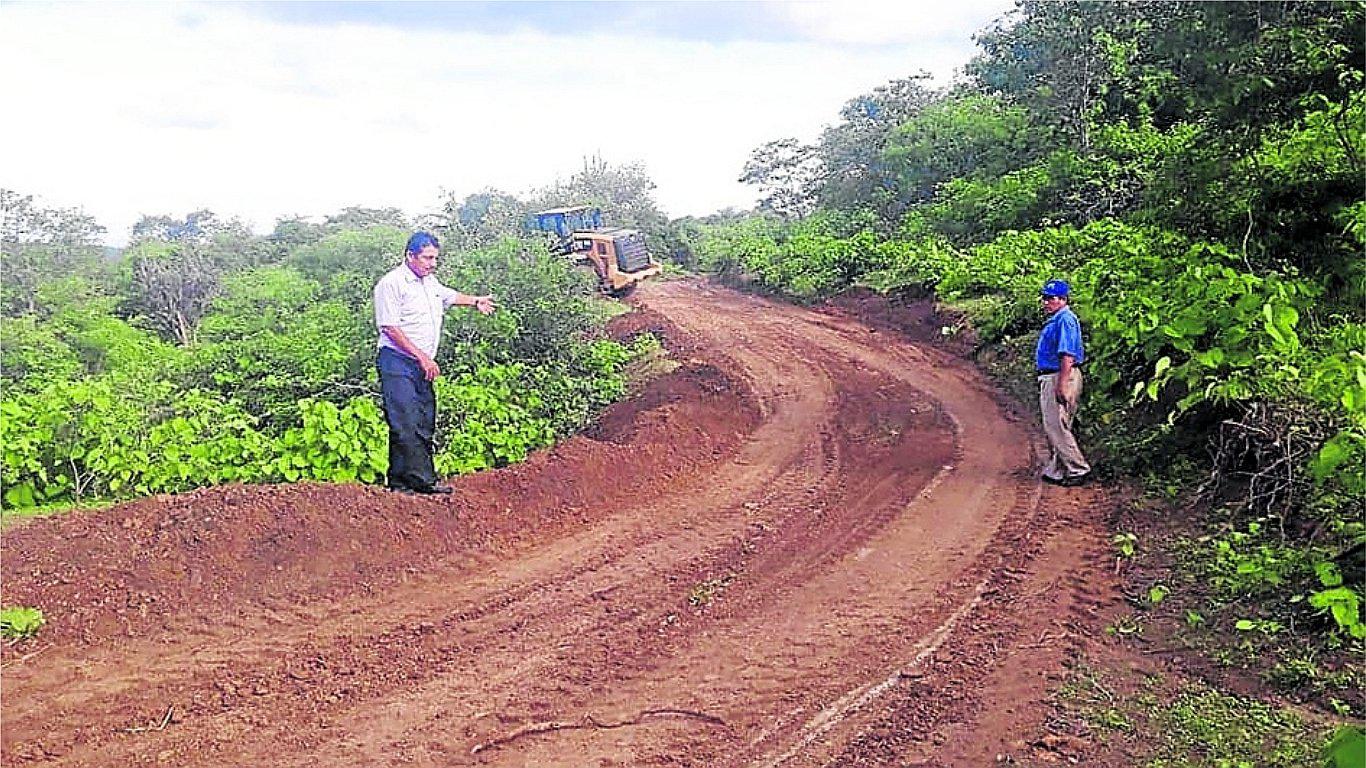 Recuperan caminos en Lancones