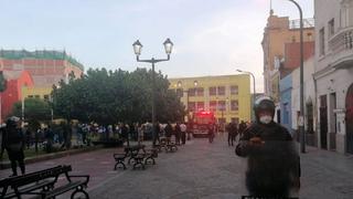 Incendio destruye inmueble del jirón Huanta en Cercado de Lima
