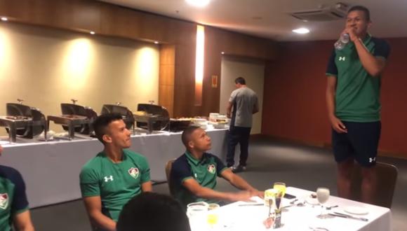 Fernando Pacheco se confundió al cantar el himno nacional ante compañeros del Fluminense. (Foto: Captura video Fluminense)