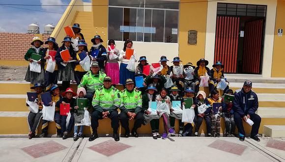 Policías donaron útiles escolares en distrito rural de Arequipa