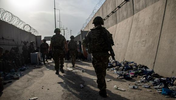 Imagen muestra a miembros de las Fuerzas Armadas del Reino Unido durante la operación para apoyar la evacuación de ciudadanos británicos y personal autorizado en el aeropuerto de Kabul en Afganistán. (Ben SHREAD / MOD / AFP).