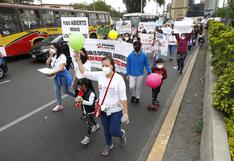 Padres e hijos marchan hacia la Plaza San Martín para exigir un plan concreto de retorno a clases (FOTOS)