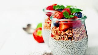 Aprende a preparar un budín de chía con granola y frutas de estación