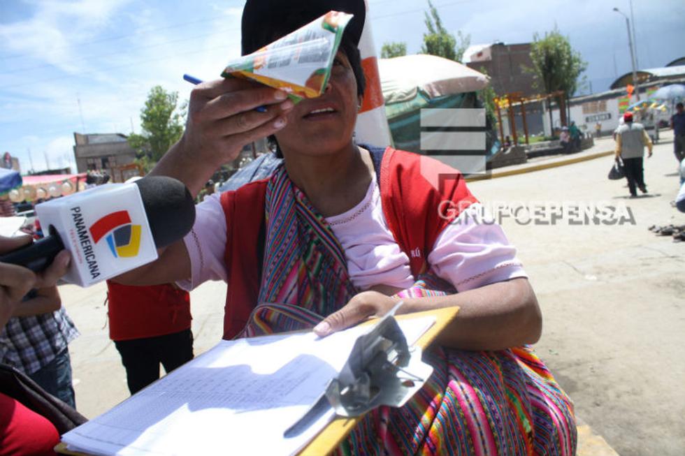 Trabajadores del gobierno regional recolectan firmas en horario de trabajo