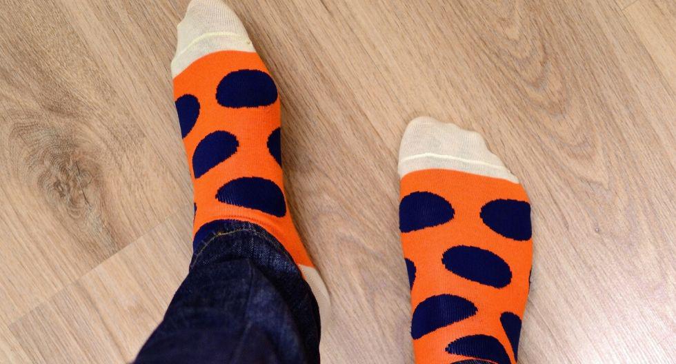 Las medias o calcetines sí son muy importantes para proteger tus pies, usa de preferencia los que estén hechos de fibras naturales y sean de un grosor medio. (Foto: Pixabay)