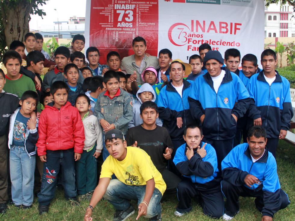 Juan Vargas le pagó apuesta a Cruzado con un almuerzo para 100 niños