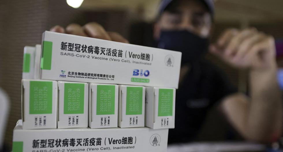 Cajas de la vacuna Sinopharm contra el coronavirus de China se ven durante la vacunación en Dubái (Emiratos Árabes Unidos), el 28 de febrero de 2021. (Karim SAHIB / AFP).