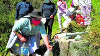 70 familias de Huancayo caminan un kilómetro para conseguir agua de un puquial