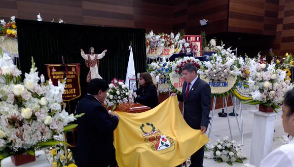 El alcalde Julio Medina y el regidor Sergio Ramos cubrieron el féretro con la bandera de Tacna. (Foto: Adrian Apaza)