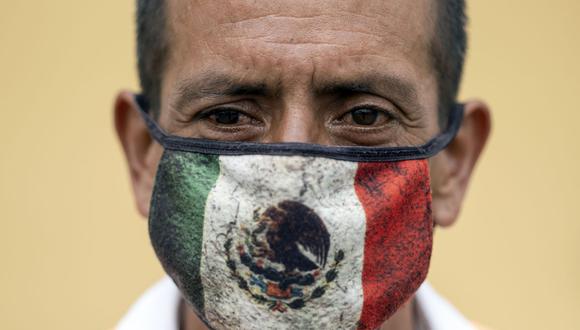 En esta foto de archivo tomada el 2 de agosto de 2020, Javier, un trabajador de la calle, posa para un retrato con una máscara facial que representa una bandera mexicana en Playas de Tijuana, estado de Baja California, México. (Guillermo Arias/AFP).