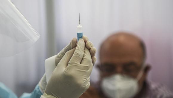 El proceso de inoculación de los adultos mayores iniciará este lunes en Lima con las vacunas desarrolladas por Pfizer.  (Foto:  Ernesto Benavides / AFP)
