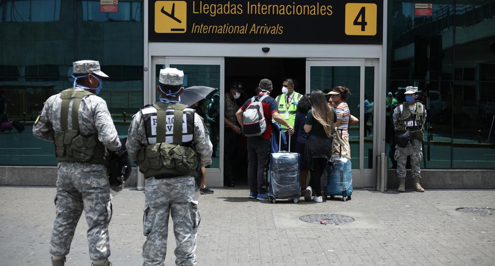 Pasajeros varados pernoctaron en el frontis del Aeropuerto Internacional Jorge Chávez. FOTO: JOEL ALONZO/GEC