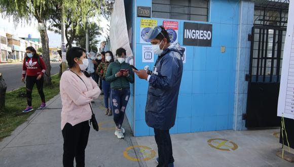 Arequipeños acuden hoy a emitir sus votos desde tempranas horas| Foto: Leonardo Cuito