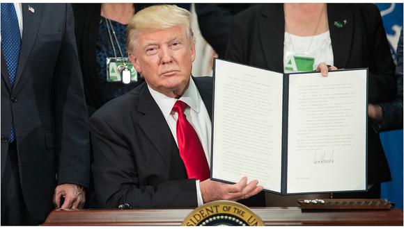 Donald Trump firma orden ejecutiva para comenzar la construcción del muro con México