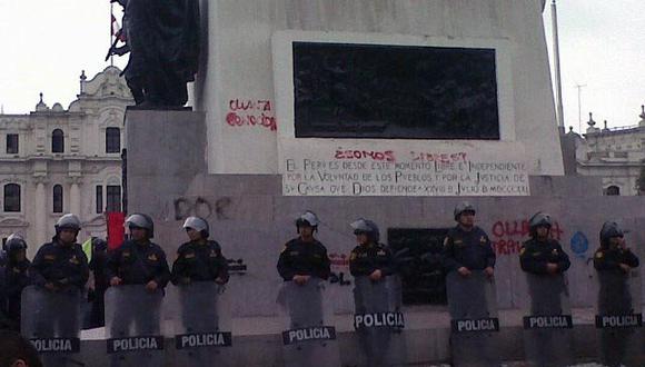 Regidor de Villarán vio a revoltosos que pintarrajearon monumento