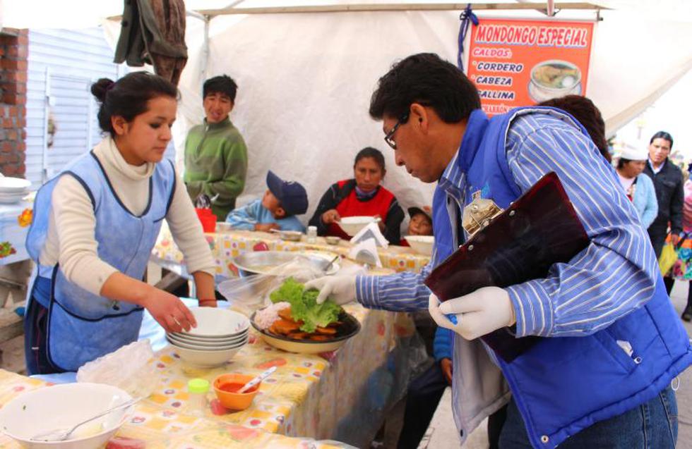 Comerciantes reutilizan agua para lavar platos (FOTOS)