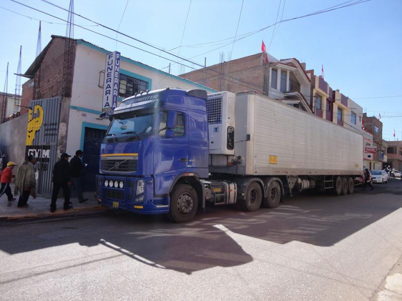 Trailer se lleva cables de energía eléctrica 