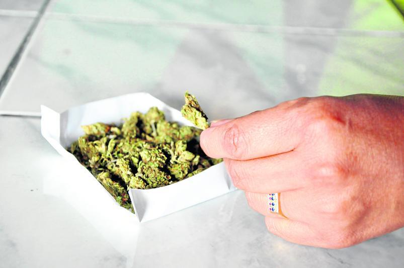 Alumno cae con kete de marihuana