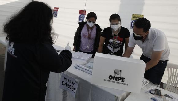 Miembros de mesa llegan a diversos centros de votación de Lima para instalación de mesas de sufragio. (Foto: César Campos/GEC)