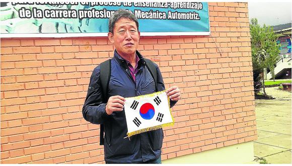 ​Coreano experto en afinamiento de motores enseña a huancas