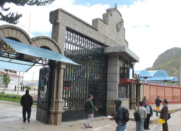 Exdecano sentenciado por falsificar título universitario