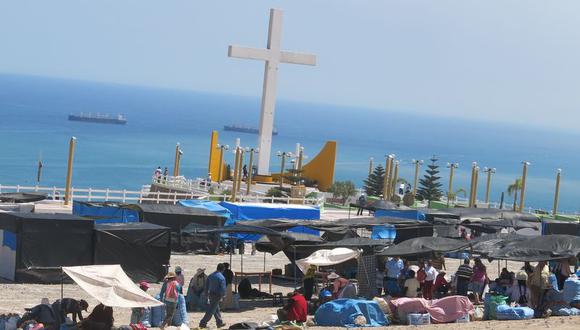 Semana Santa: Ileños concurren en masa a la Feria de la Cruz del Siglo