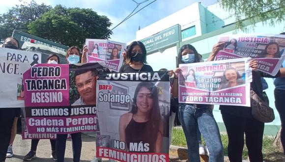 Parientes y amigos realizaron un plantón en los exteriores de la sede policial de Trujillo para pedir que se investigue a la pareja de Solange Aguilar.