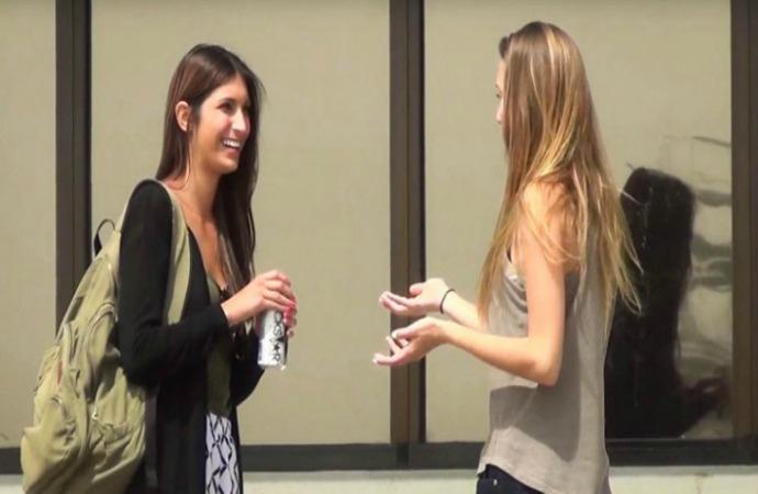 YouTube: Mira como reaccionan estas mujeres cuando una mujer intenta seducirlas (VIDEO)