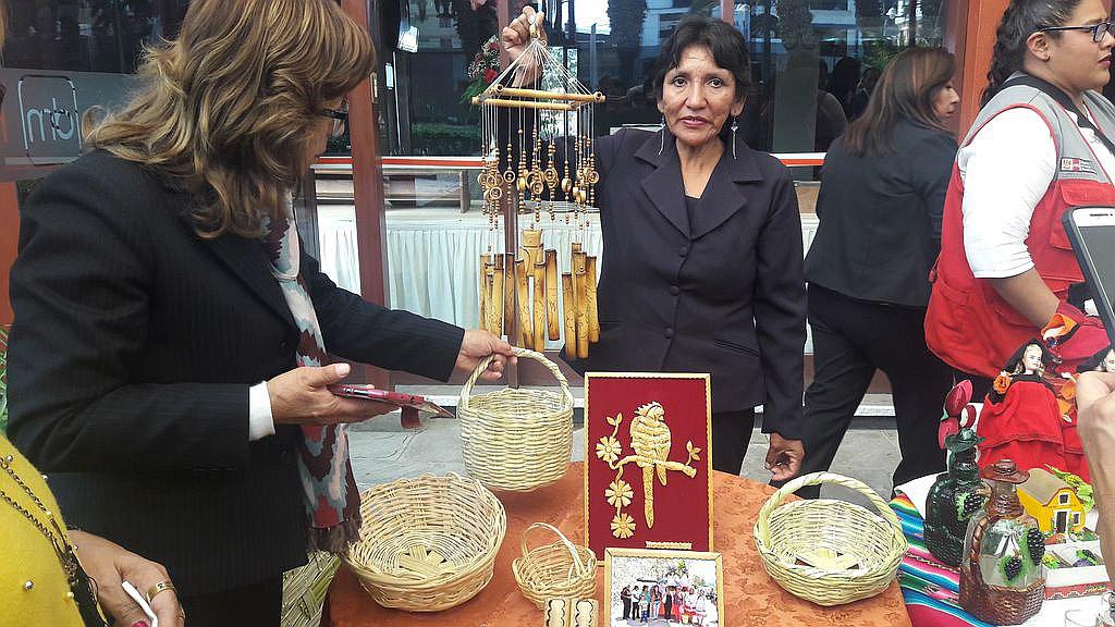 Promueven el uso de canastas de caña hueca para reducir los plásticos