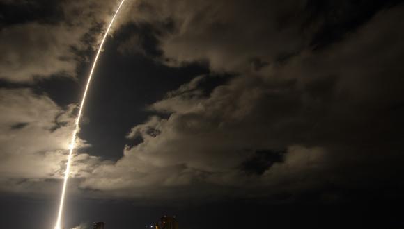 El cohete United Launch Alliance Atlas V con la nave espacial Lucy se lanza, en esta exposición de 2 minutos y 30 segundos, desde el Complejo de Lanzamiento Espacial. (Foto: Bill INGALLS / AFP)