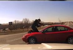 Policía de EE.UU. arriesga su vida al treparse a un auto en marcha para detener al conductor (VIDEO)