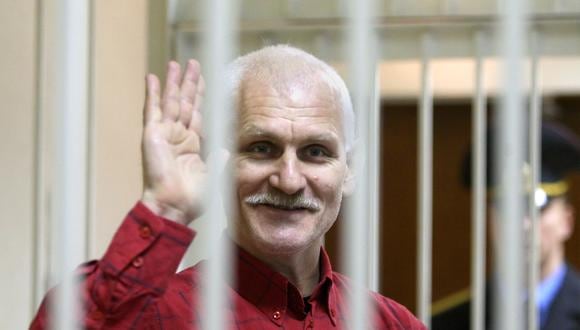 El activista bielorruso Ales Bialiatski, líder de Viasna, un grupo de derechos humanos, saluda mientras espera en una sala de audiencias antes de un sesión judicial en Minsk, el 24 de noviembre de 2011. (Foto: EFE/EPA/TATYANA ZENKOVICH)