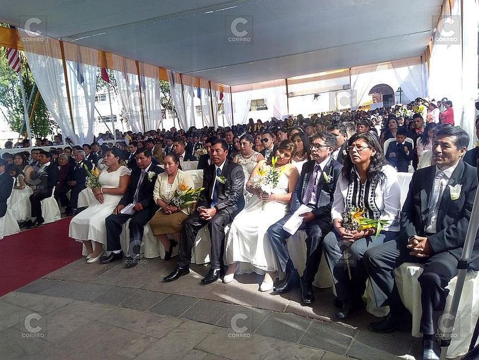Matrimonio masivo congregó a 110 parejas en Cerro Colorado (FOTOS)
