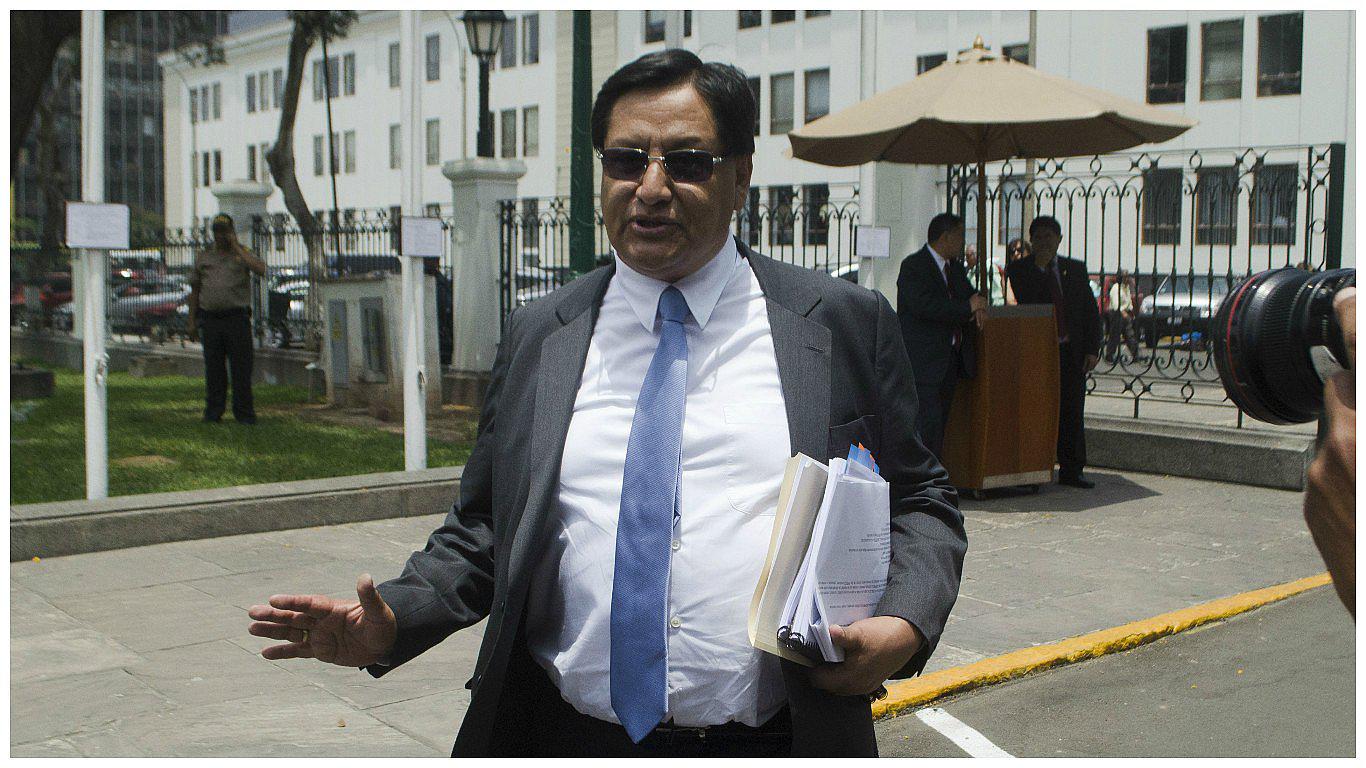 Carlos Moreno es retirado de sus funciones como médico en hospital Arzobispo Loayza (VIDEO)