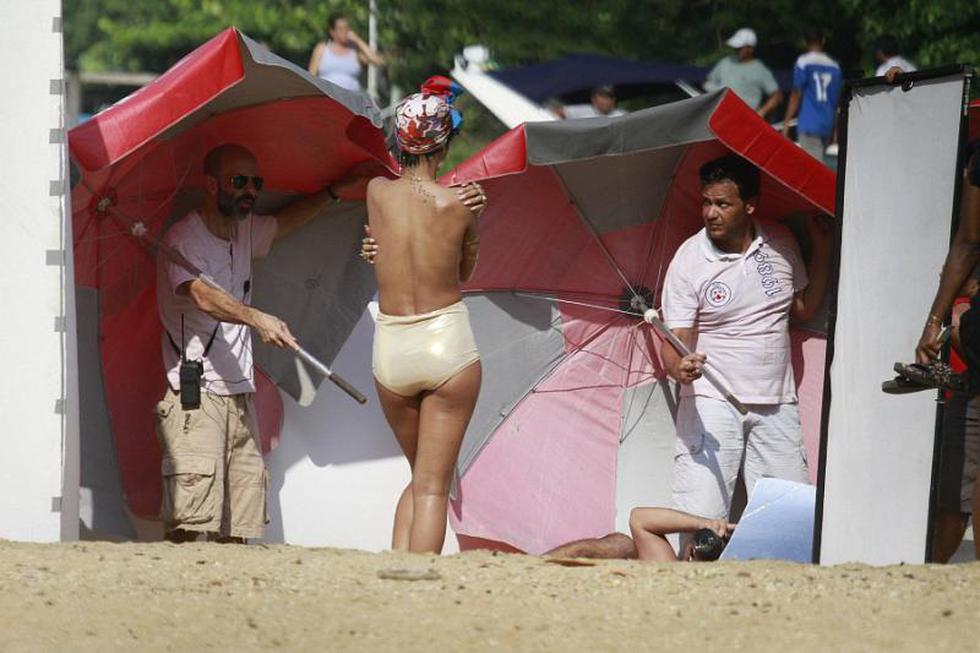 Rihanna posa en Topless para revista Vogue (FOTOS)