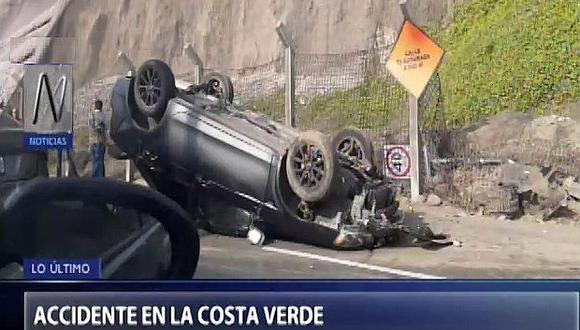 Accidente en Costa Verde: auto da vueltas de campana e impacta con señal de límite de velocidad (VIDEO)
