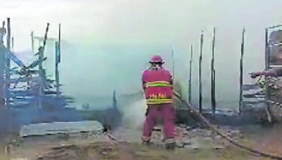 Los bomberos de Paita realizaron denodados esfuerzos para aplacar las llamas.